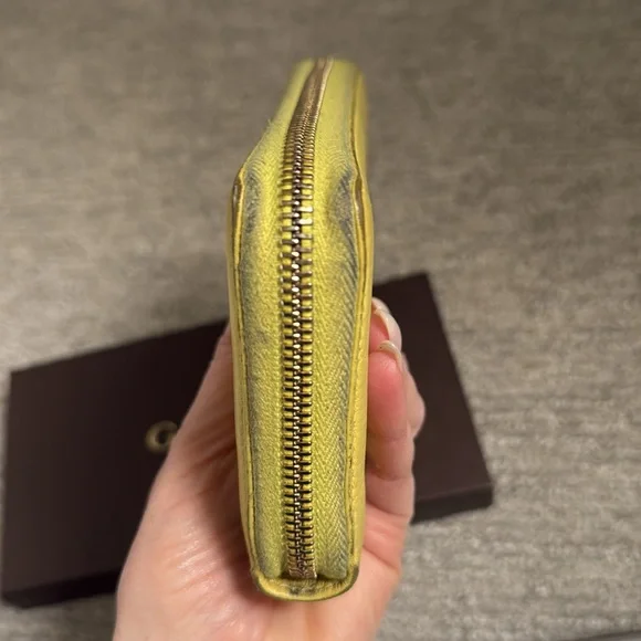 Gucci
Bamboo Accent Leather Continental Wallet - Picture 14 of 14